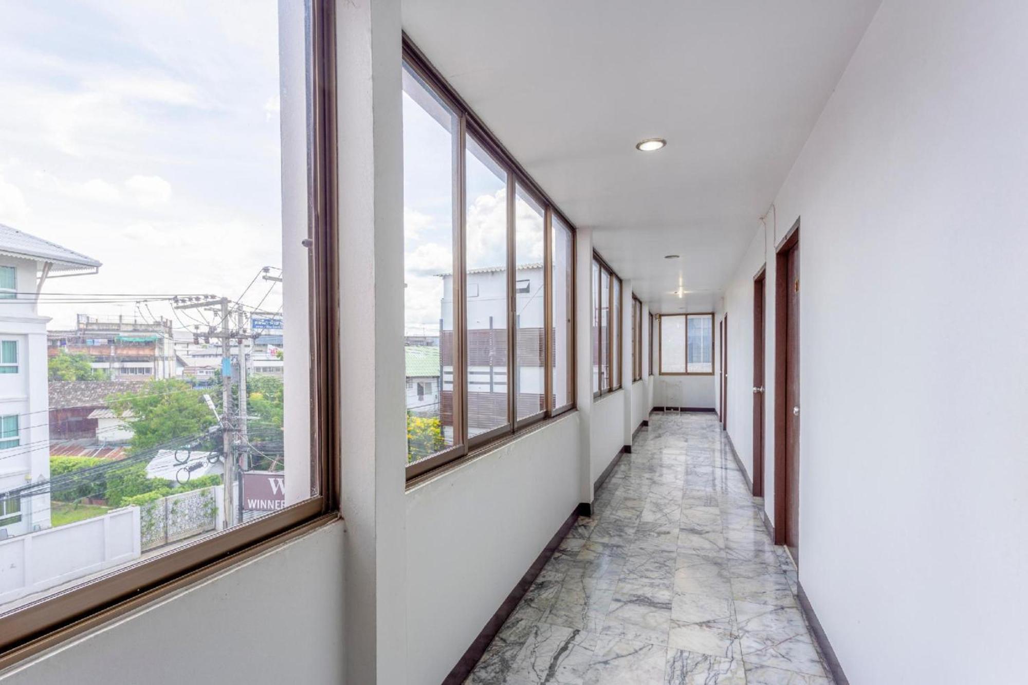 Super Oyo 1096 Winner Inn Hotel Chiang Mai Exterior photo